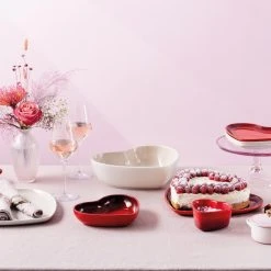 Le Creuset Servierschale In Herzform In Meringue 11 Le Creuset Servierschale In Herzform In Meringue -Le Creuset shop LC 20221024 DE LS YC HEARTSCOLL2023 009 1 1