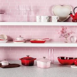 Le Creuset Servierschale In Herzform In Meringue 10 Le Creuset Servierschale In Herzform In Meringue -Le Creuset shop LC 20221024 DE LS YC HEARTSCOLL2023 013 1 1