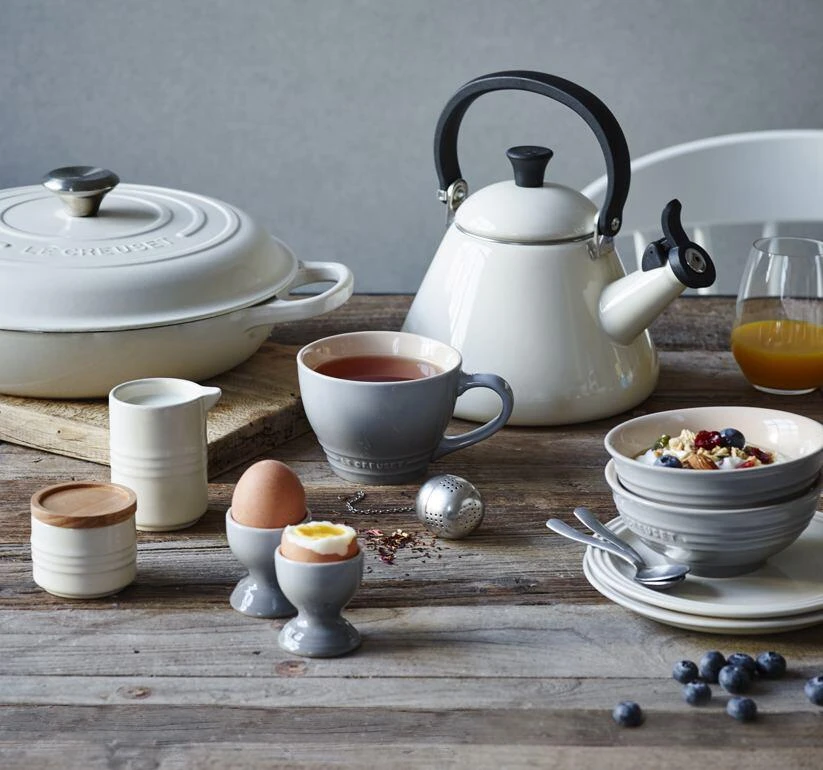 Le Creuset Eierbecher Mit Standfuß In Perlgrau 3 Le Creuset Eierbecher Mit Standfuß In Perlgrau – Bild 3